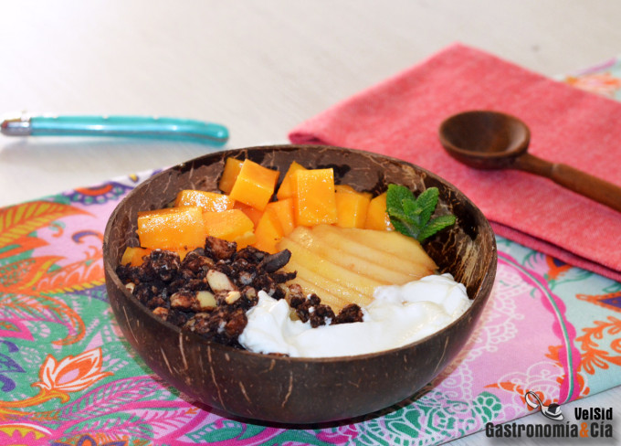 Yogur colado con pera, papaya y granola 