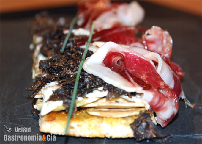 Tosta con carpaccio de alcachofa, trufa negra y jamón ibérico Els Casals