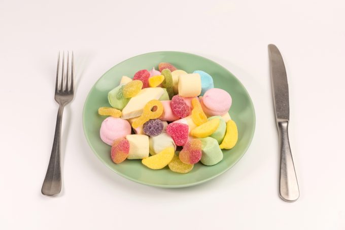 Colorantes artificiales y benzoato de sodio