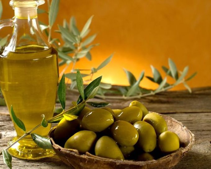 El aceite de oliva en el listado de los alimentos saludables Alimentos saludables de la Dieta Mediterránea