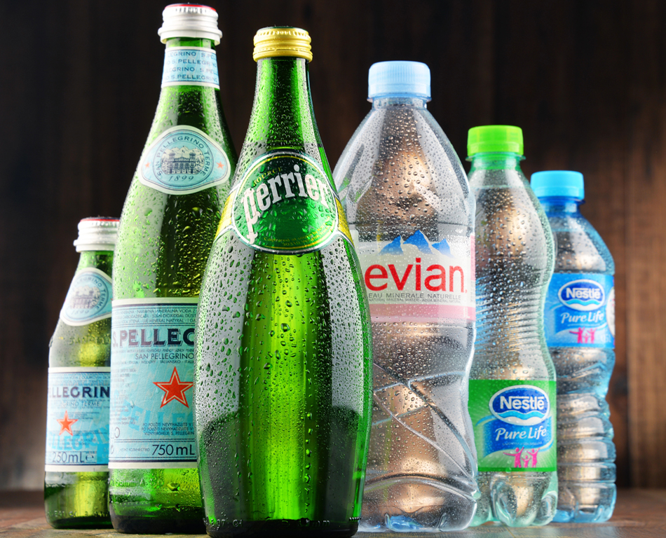Variedad de agua embotellada