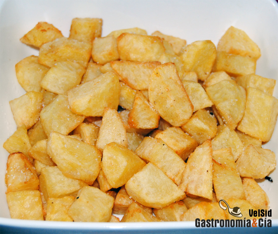 Cortar patatas bravas
