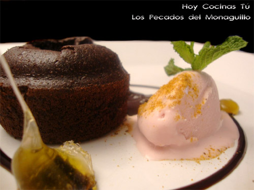 Coulant de chocolate con helado de fresa al curry Hoy Cocinas Tú