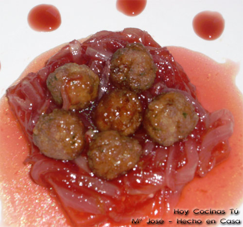 Albóndigas con gelatina de tomate y fresas Hoy Cocinas Tú