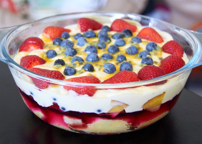Un trifle combina bizcocho, licor, crema, fruta, mermelada de frutas, gelatina, nata