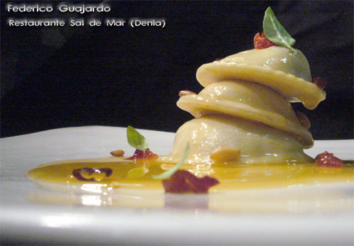 Sorrentinos con ricota de aceite de oliva ahumada en leña de sarmiento y agua de tomate a la brasa Federico Guajardo