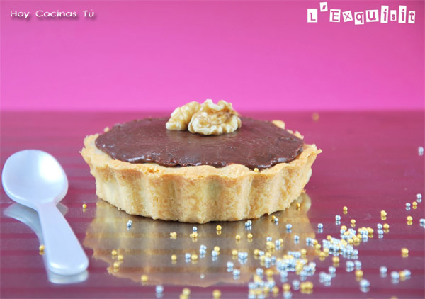 Tartaleta con mermelada de fresas, mousse de chocolate y ganache