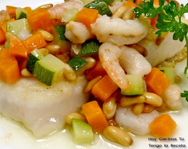 Merluza con picada de verduras y frutos secos