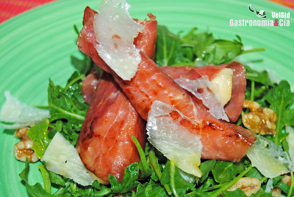 Ensalada tibia de bresaola con peras