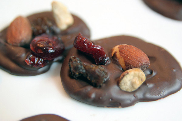 Chocolate con frutos secos, avellanas, almendras, pasas e higos