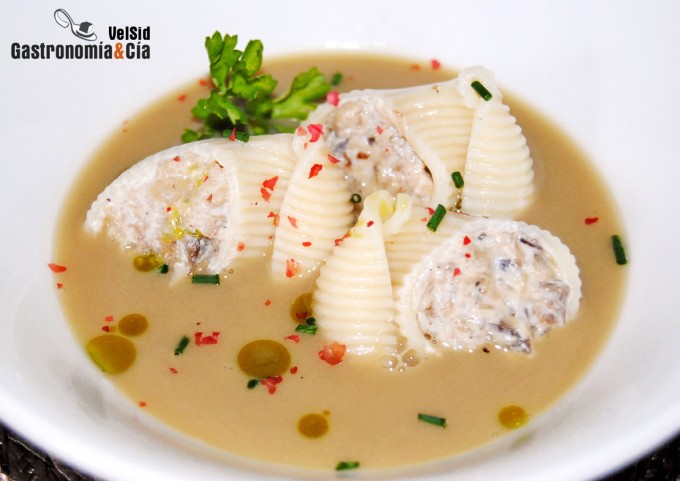 Sopa de galets rellenos