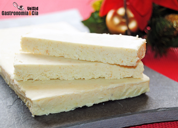 Turrón de chocolate blanco, coco tostado y curry