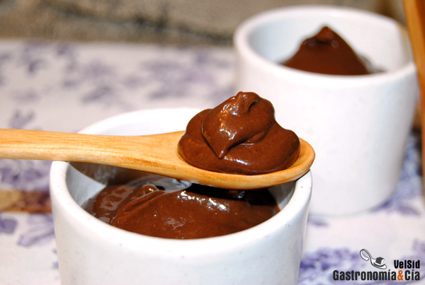 Mousse de chocolate, plátano y aguacate