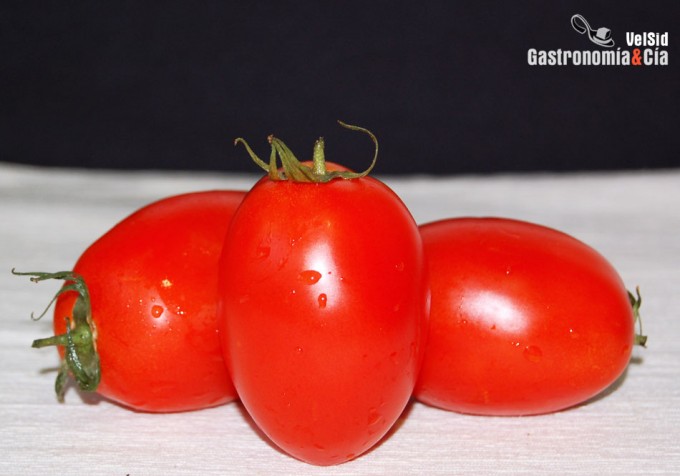 Cortar tomates para extraer las semillas
