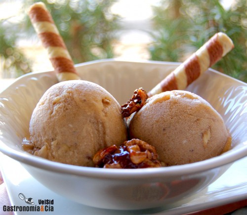 Helado de plátano frito con miel