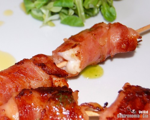 Receta de langostinos crujientes con aceite aromático, unas brochetas deliciosas y fáciles de hacer