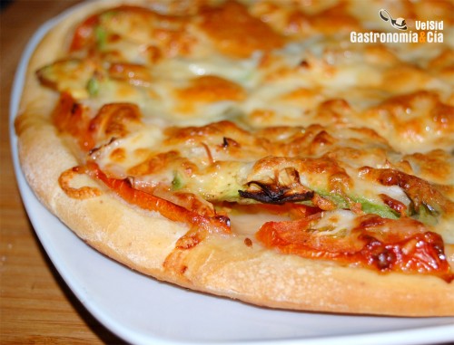 Masa de pizza con sémola y masa madre líquida