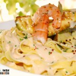 Tallarines con aguacate y langostinos