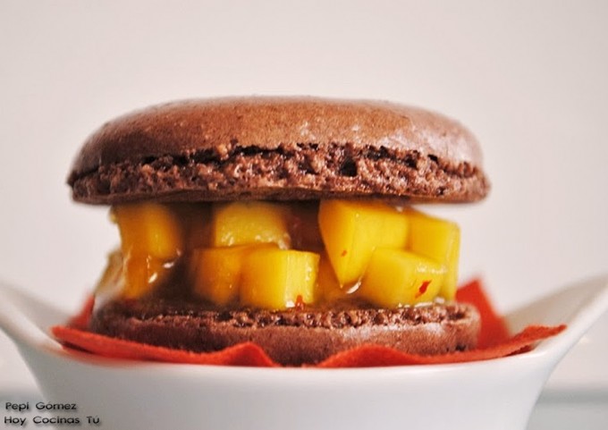 Macarons de chocolate y mango