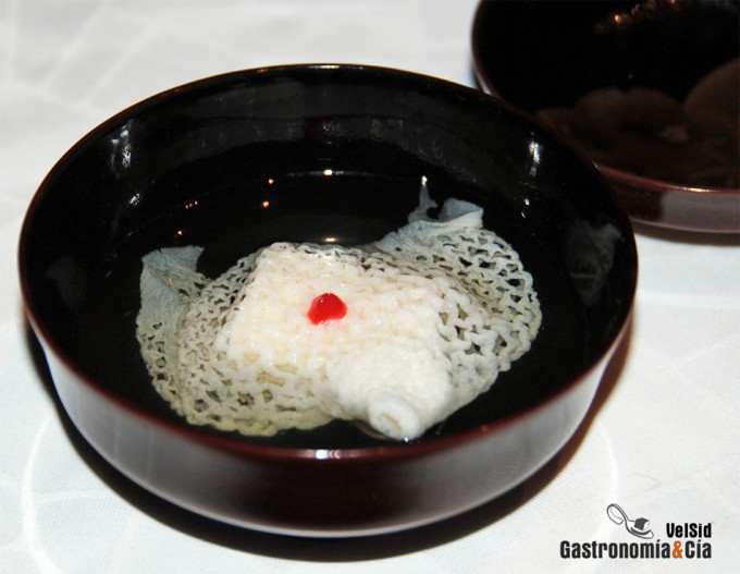 Consomé de verduras con guarnición de gluten nama-fu y setas kinugasa de Masato Nishihara