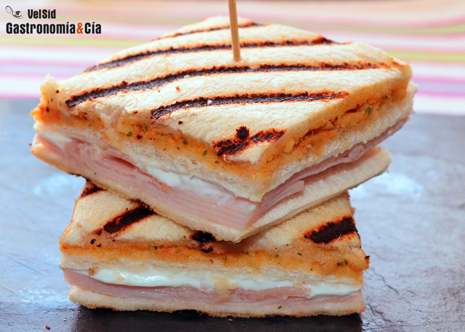 Tramezzini con pavo ahumado y pesto trapanese
