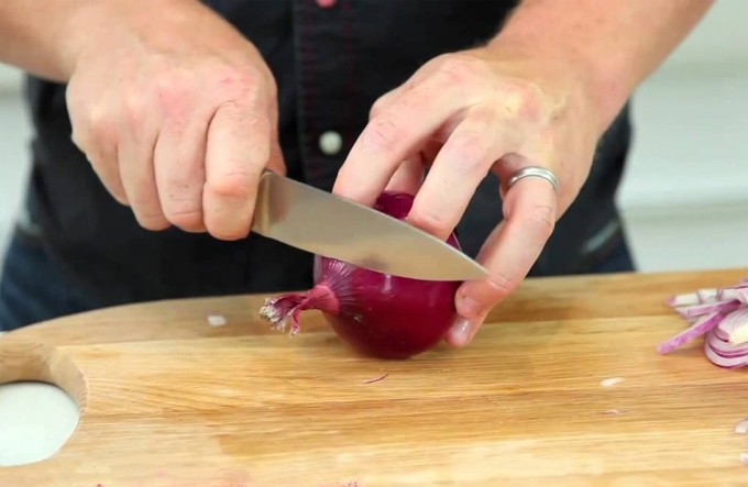 Jamie Oliver enseña cómo cortar cebolla en pluma y brunoise