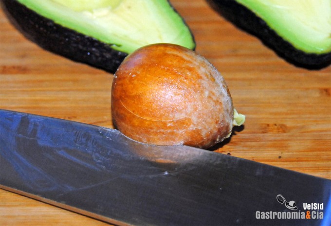 Abrir y deshuesar aguacate