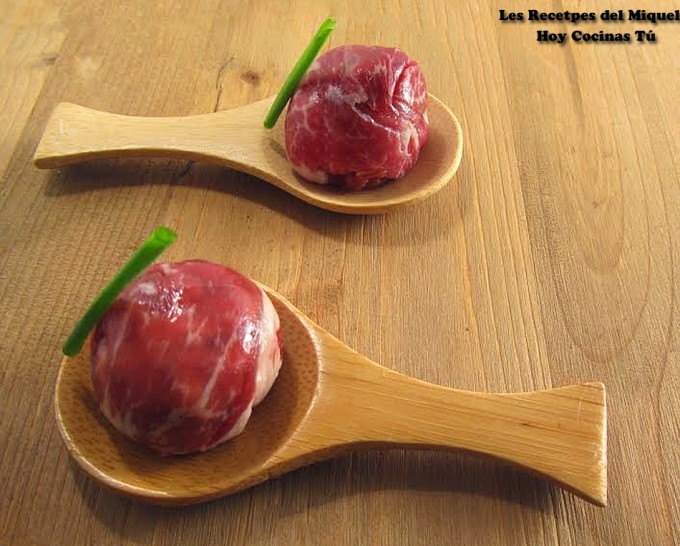 Bombón salado de jamón, queso, nueces y dátiles