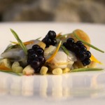 Berberechos ahumados con pino, piñones, hinojo marino, moras, emulsión de piñón y pimienta rota