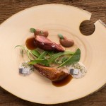 Pichón macerado en algas con emulsión de kalamata, hierbas de las marismas y crema de sardinas