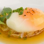 Huevo a baja temperatura sobre berza y caldo untuoso de panceta