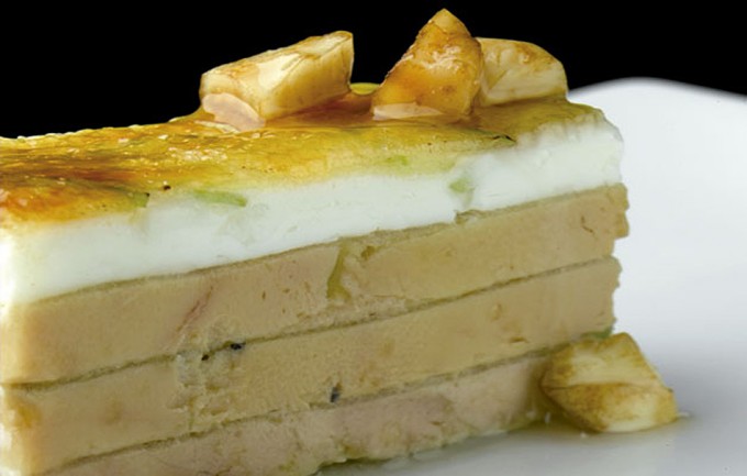 Milhojas de foie gras con queso de cabra y manzana caramelizada