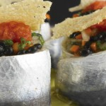 Sardinas marinadas con huevas de arenque, verduritas