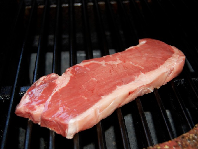 Preparar carne en la barbacoa