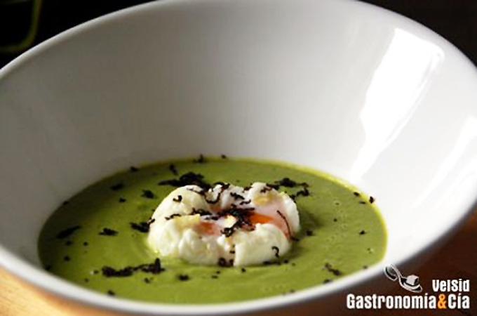 Crema de guisantes a la menta con huevo poché trufado Crema de guisantes a la menta con huevo poché trufado