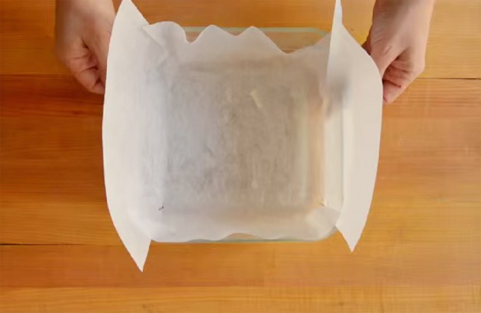 Cómo encamisar un molde cuadrado para hacer un bizcocho. Vídeo