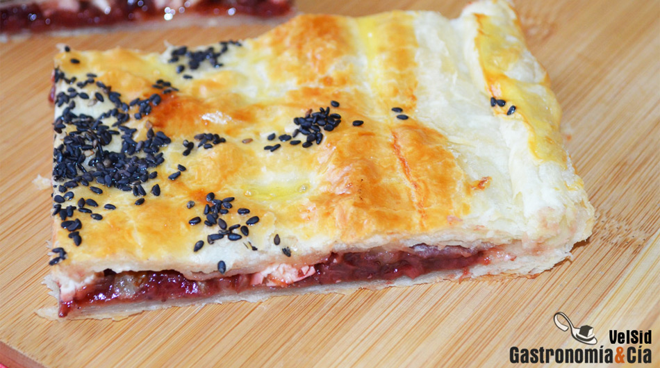 Tarta de hojaldre con chutney de fresas y queso feta