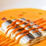 Lasaña fría de anchoas en sopa de tomate