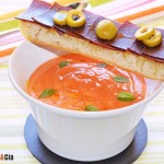 Salmorejo con tosta de cecina y aceitunas