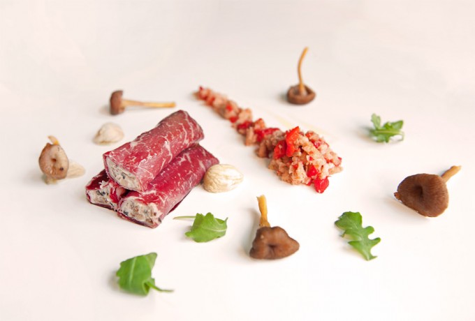 Cecina rellena de un guiso de setas con requesón, migas de pimientos asados del Bierzo y castañas Juanjo y Yolanda de Cocinandos (León)