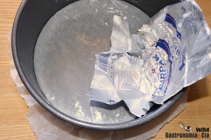 Untar molde con mantequilla