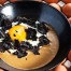 Huevos de corral en sartén sobre mousse de hongos de Viridiana