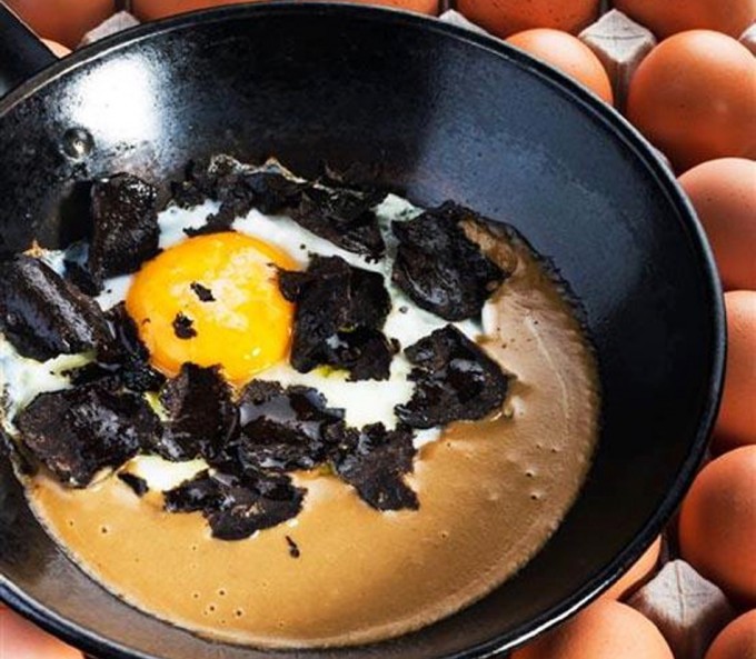 Huevos de corral en sartén sobre mousse de hongos de Viridiana