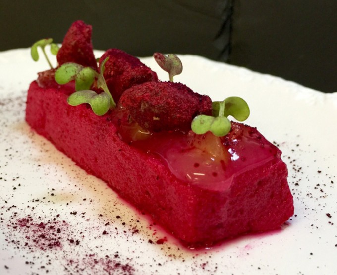 Marshmallow de remolacha con roca de humo y gel de yuzu de Etxanobe