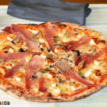 Pizza con jamón, berenjena y queso