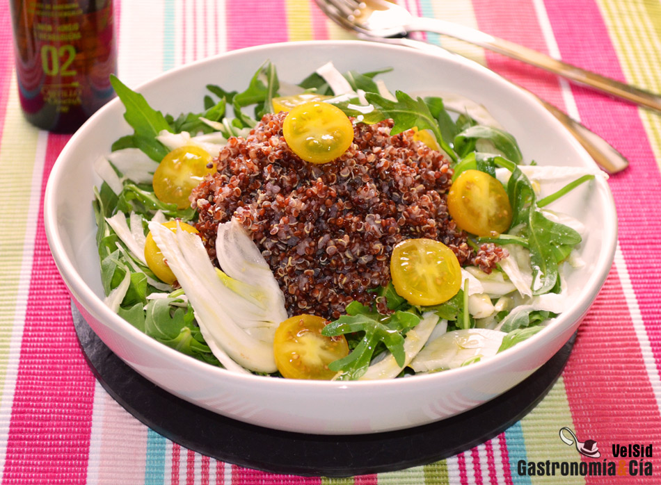 Ensalada de quinua roja, hinojo y tomates cherry