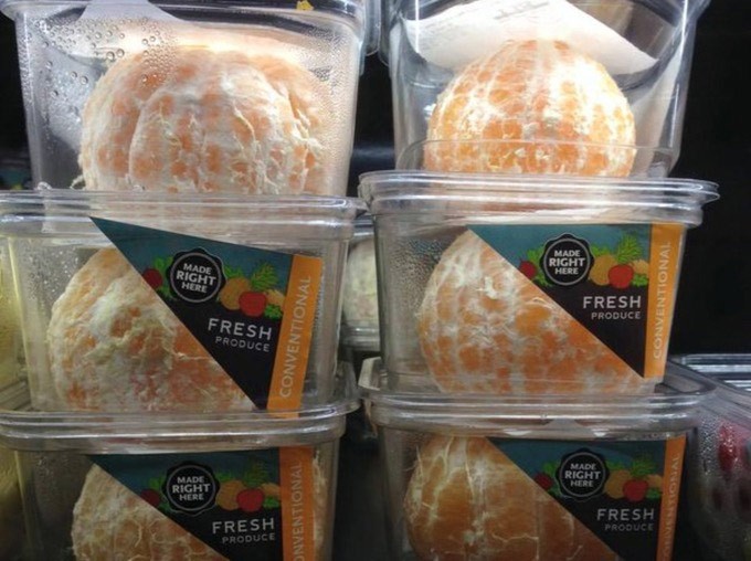 Envases con naranjas peladas