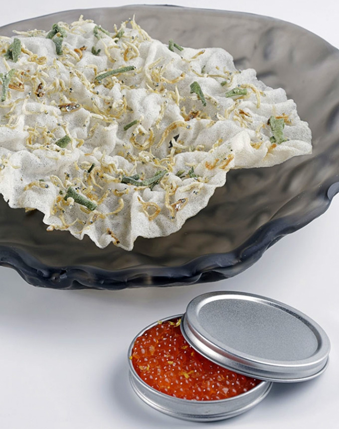 Multipescadito frito con huevas de trucha frescas y alga codium de Disfrutar Oriol Castro, Eduard Xatruch y Mateu Casañas