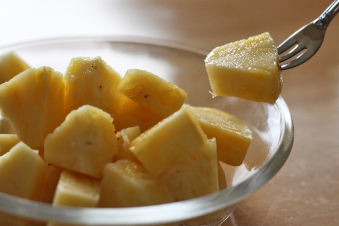 Técnica cortar y pelar piña