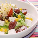 Espaguetis de pepino con tomates, requesón y aceitunas